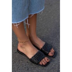 Klapki damskie ROSALA BLACK. Czarne klapki damskie IVET, bez wzorów, bez obcasa. Za 69,00 zł.