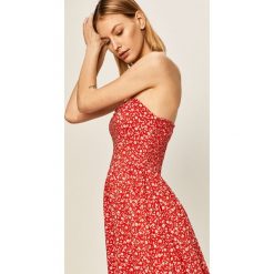 Tommy Jeans - Sukienka. Czerwone sukienki damskie Tommy Jeans, na co dzień, s, w kwiaty, z wiskozy, casualowe, bez kołnierzyka, bez rękawów, mini, proste. Za 449,90 zł.