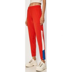Fila - Spodnie. Czerwone spodnie damskie Fila, s, z poliesteru. Za 219,90 zł.