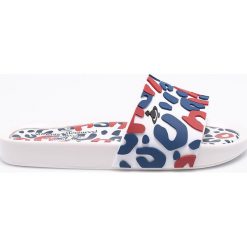 Melissa - Klapki Anglomania by Vivienne Westwood. Białe klapki damskie Melissa, bez wzorów, z gumy, bez obcasa, na obcasie. W wyprzedaży za 219,90 zł.
