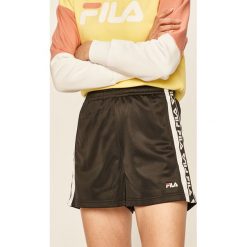 FILA - Szorty 687689. Białe spodenki sportowe damskie Fila, s, z aplikacjami, z poliesteru, sportowe. W wyprzedaży za 159,90 zł.