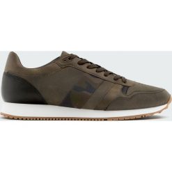 Buty sportowe retro w kolorze khaki. Brązowe buty sportowe męskie marki Pull&Bear, bez zapięcia. Za 139,00 zł.