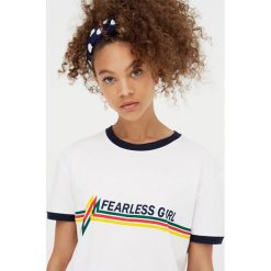 Koszulka vintage z kontrastowym obszyciem. Szare t-shirty damskie marki Mohito, z kontrastowym kołnierzykiem. Za 29,90 zł.