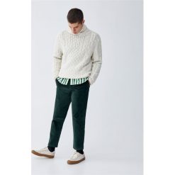 Sztruksowe spodnie chinosy. Zielone chinosy męskie marki Pull&Bear, m, ze sztruksu. Za 109,00 zł.