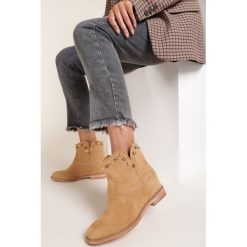 Camelowe Botki Orreia. Brązowe koturny damskie Renee, bez obcasa, na koturnie, bez zapięcia. Za 139,99 zł.