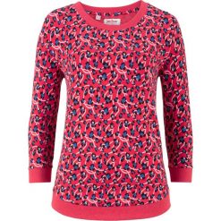 Bluza z lekkiego materiału z nadrukiem, rękawy 3/4 bonprix czerwony z nadrukiem. Czerwone bluzy damskie bonprix, z nadrukiem, bez rękawów, bez kaptura. Za 69,99 zł.