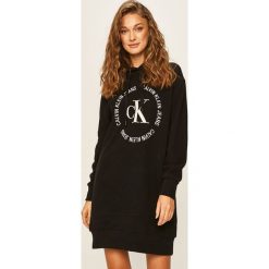Calvin Klein Jeans - Sukienka. Szare sukienki damskie Calvin Klein Jeans, na co dzień, s, z aplikacjami, z bawełny, casualowe, z okrągłym kołnierzem, z długim rękawem, długie, mini, proste. Za 499,90 zł.