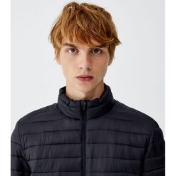 Pikowana kurtka. Brązowe kurtki męskie pikowane marki Pull&Bear, m. Za 109,00 zł.