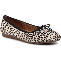 Baleriny CLARKS - Freckle Ice 261510804 White/Black Leather. Czarne baleriny damskie Clarks, bez wzorów, ze skóry, klasyczne, bez obcasa, na płaskiej podeszwie, bez zapięcia. Za 339,00 zł.