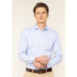 Koszula Tommy Hilfiger Tailored Dobby Desing Classic TT0TT06510. Niebieskie koszule męskie Tommy Hilfiger Tailored, m, bez wzorów, z bawełny, casualowe, bez kołnierzyka, bez rękawów. W wyprzedaży za 169,00 zł.