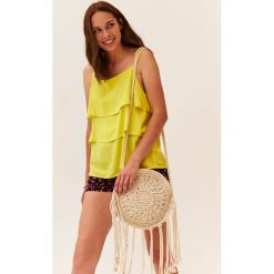 Bluzka na ramiączkach z falbaną. Zielone bluzki damskie Top Secret, bez wzorów, eleganckie, bez kołnierzyka, bez rękawów. W wyprzedaży za 29,99 zł.