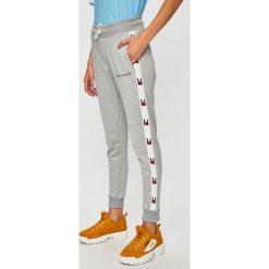 Tommy Sport - Spodnie Flag Tape Jogger. Szare spodnie damskie Tommy Sport, s, bez wzorów, z elastanu. W wyprzedaży za 299,90 zł.