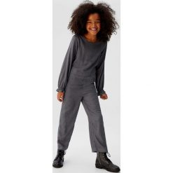 Mango Kids - Kombinezon dziecięcy Mati 110-164 cm. Szare kombinezony dziewczęce Mango Kids, bez wzorów, z wiskozy, z długim rękawem, długie. W wyprzedaży za 59,90 zł.