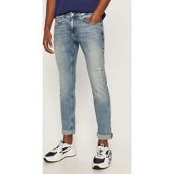 Tommy Jeans - Jeansy Scanton. Niebieskie jeansy męskie Tommy Jeans, bez wzorów, z obniżonym stanem. Za 579,90 zł.