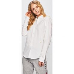 Tommy Hilfiger - Koszula. Białe bluzki damskie TOMMY HILFIGER, bez wzorów, z bawełny, klasyczne, z klasycznym kołnierzykiem, z długim rękawem. W wyprzedaży za 259,90 zł.