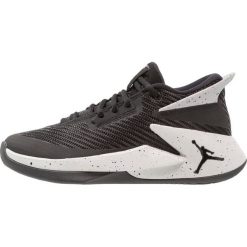 Jordan JORDAN FLY LOCKDOWN Obuwie do koszykówki black/tech grey. Czarne buty chłopięce sportowe marki Jordan, z materiału. Za 379,00 zł.