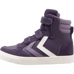 Hummel STADIL Tenisówki i Trampki wysokie nightshade. Fioletowe trampki chłopięce Hummel, z materiału. W wyprzedaży za 161,40 zł.