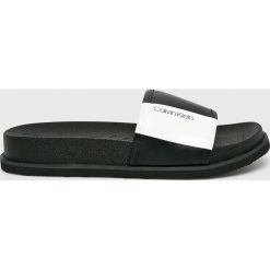 Calvin Klein - Klapki. Czarne klapki damskie Calvin Klein, bez wzorów, z materiału, bez obcasa. Za 419,90 zł.