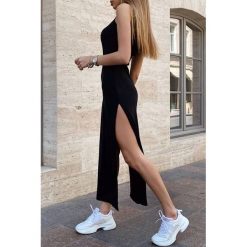Sukienka BARIZA BLACK. Czarne sukienki damskie IVET, na co dzień, bez wzorów, bez kołnierzyka, z długim rękawem, długie, maxi. W wyprzedaży za 29,00 zł.