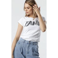 Biały T-shirt Be Famous. Białe t-shirty damskie Born2be, s, z nadrukiem, rockowe, z okrągłym kołnierzem. Za 69,99 zł.
