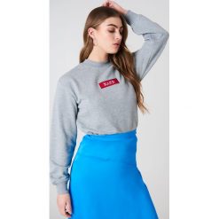 Bluzy damskie: NA-KD Trend Bluza z logo NA-KD – Grey