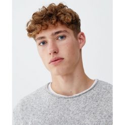 Kolorowy sweter z nieobrębionym brzegiem. Czarne swetry klasyczne męskie marki Pull&Bear, m. Za 89,90 zł.