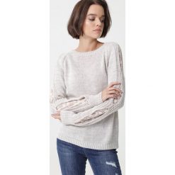 Jasnobeżowy Sweter Arlesey. Brązowe swetry damskie Born2be, uniwersalny, z aplikacjami, z tkaniny, z długim rękawem, długie, bez kaptura. Za 89,99 zł.