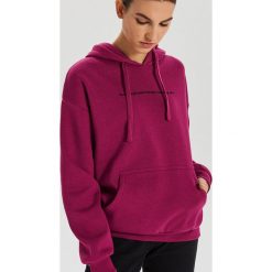 Bluza typu kangurka z napisem - Fioletowy. Fioletowe bluzy damskie Cropp, s, z napisami, bez rękawów, bez kaptura. Za 79,99 zł.