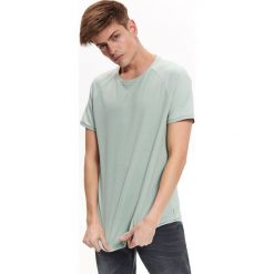 T-shirt strukturalny dopasowany. Zielone t-shirty męskie Top Secret, na lato, m, bez wzorów, z materiału, z okrągłym kołnierzem, krótkie. W wyprzedaży za 29,99 zł.