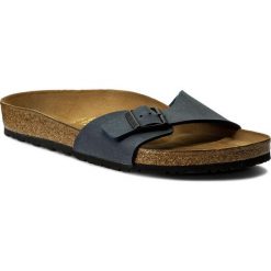 Klapki BIRKENSTOCK - Madrid 040121 Navy. Niebieskie klapki damskie marki Birkenstock, bez wzorów, ze skóry ekologicznej, bez obcasa. W wyprzedaży za 179,00 zł.