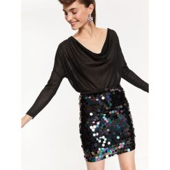 Oversizowy sweter damski z dekoltem typu woda. Czarne swetry damskie Top Secret, na zimę, bez wzorów, eleganckie, bez rękawów, bez kaptura. W wyprzedaży za 39,99 zł.