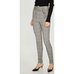 Guess Jeans - Spodnie Charline. Szare spodnie damskie Guess Jeans, w paski, z elastanu, z podwyższonym stanem. W wyprzedaży za 159,90 zł.