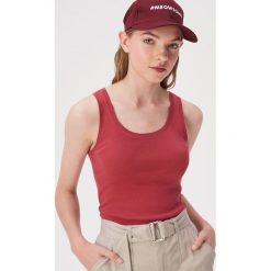 Bawełniany top basic - Fioletowy. Fioletowe topy damskie Sinsay, s, bez wzorów, z bawełny, bez kołnierzyka. Za 7,99 zł.