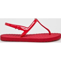 Tommy Hilfiger - Sandały. Czerwone klapki damskie TOMMY HILFIGER, bez wzorów, z materiału, bez obcasa, na obcasie. W wyprzedaży za 139,90 zł.