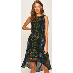 Desigual - Sukienka. Czarne sukienki damskie Desigual, bez wzorów, z wiskozy, z okrągłym kołnierzem, bez rękawów, midi, rozkloszowane. W wyprzedaży za 269,90 zł.