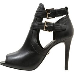 MICHAEL Michael Kors BLAZE OPEN TOE BOOTIE Botki na obcasie black. Czarne botki damskie na obcasie marki MICHAEL Michael Kors, z gumy, przed kolano, na wysokim obcasie. Za 819,00 zł.
