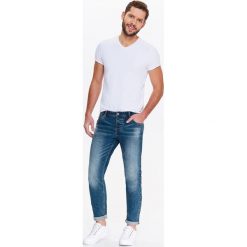 SPODNIE MĘSKIE JEANSOWE O DOPASOWANYM KROJU Z PRZETARCIAMI. Niebieskie spodnie męskie Top Secret, na lato, m, bez wzorów, z jeansu, klasyczne. W wyprzedaży za 119,99 zł.