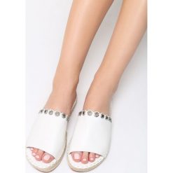 Białe Klapki Hunting For Fashion. Białe crocsy damskie marki Born2be, z materiału, na obcasie. Za 59,99 zł.