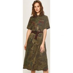 Desigual - Sukienka. Sukienki damskie Desigual, na co dzień, w paski, z lyocellu, casualowe, bez kołnierzyka, z krótkim rękawem, długie, midi, proste. W wyprzedaży za 349,90 zł.