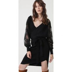 Czarna Sukienka Forrest. Czarne sukienki damskie Born2be, na spotkanie biznesowe, s, w paski, z tkaniny, z dekoltem w serek, bez rękawów, dopasowane. Za 229,99 zł.