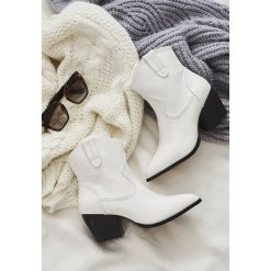 Białe Kowbojki Rosemeadow. Białe botki damskie Born2be, na wiosnę, z futra, za kostkę, na średnim obcasie, na obcasie, na zamek. Za 119,99 zł.