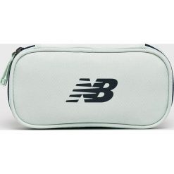 New Balance - Kosmetyczka. Zielone kosmetyczki damskie New Balance, bez wzorów, z poliesteru. W wyprzedaży za 49,90 zł.