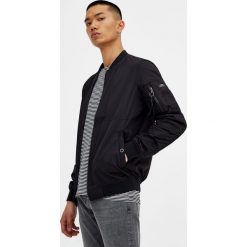 Kurtka bomber w różnych kolorach. Czarne kurtki męskie bomber Pull&Bear, m. Za 89,90 zł.