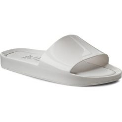 Klapki MELISSA - Beach Slide Ad 31754 White 50761. Białe klapki damskie Melissa, bez wzorów, z tworzywa sztucznego, bez obcasa. W wyprzedaży za 179,00 zł.