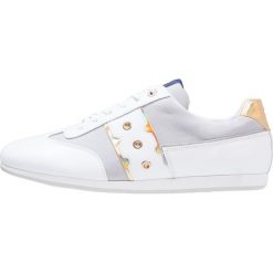 Tenisówki męskie: Azzaro PATCH Tenisówki i Trampki blanc/argent/or