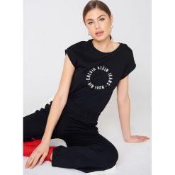 T-shirty damskie: Calvin Klein T-shirt pod szyję Tika – Black