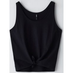 Crop top z wiązaniem - Czarny. Czarne topy damskie Cropp, s, bez wzorów, bez kołnierzyka. W wyprzedaży za 18,19 zł.