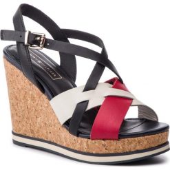 Sandały TOMMY HILFIGER Interwoven Pattern Wedge Sandal FW0FW04105. Niebieskie klapki damskie TOMMY HILFIGER, bez wzorów, bez obcasa. W wyprzedaży za 229,00 zł.
