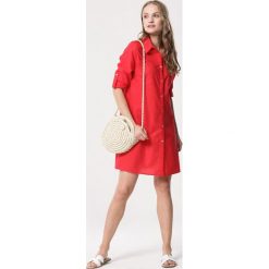 Czerwona, trapezowa szmizjerka mini. Czerwone sukienki damskie Born2be, na lato, s, bez wzorów, z bawełny, eleganckie, z klasycznym kołnierzykiem, z długim rękawem, długie, mini, sportowe. Za 129,99 zł.