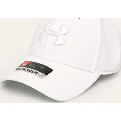 Under Armour - Czapka. Białe czapki męskie Under Armour, z aplikacjami, z elastanu. Za 79,90 zł.